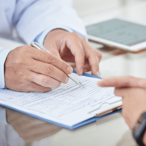 Клиника Стармед в Луганске Руки врача в белом халате